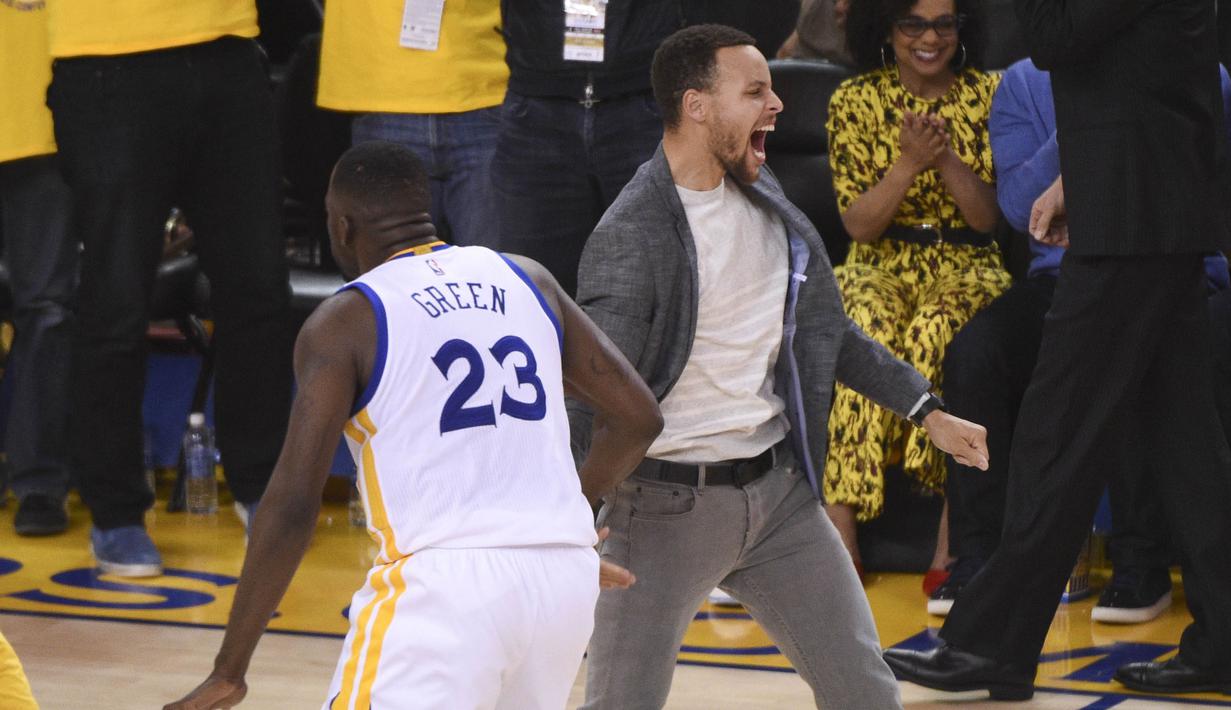 Stephen Curry (right) merayakan kemanengan timnya bersama Draymond Green (23) saat melawan Portland Trail Blazers pada laga NBA Playoffs di Oracle Arena, Rabu (4/5/2016) WIB.  (Mandatory Credit: Kyle Terada-USA TODAY Sports)