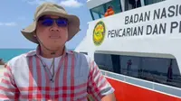 Anggota DPRD Kabupaten Sumenep Darul Hasyim Fath berada di atas Kapal Basarnas di Pulau Masalembu