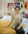 Kebaya Erina Gudono saat siraman bisa kamu gunakan untuk kondangan. Kebaya kutubaru dengan potongan bahu bidang bikin kamu tampil layaknya putri kerajaan [@erinagudono]