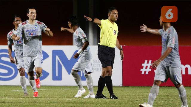 FOTO: Sisi Menarik dari Debut Ezra Walian saat Persib mengalahkan Persita Tangerang 3-1 - Ezra Walian
