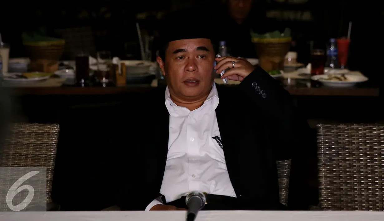 Ade Komarudin menerima telpon saat memberikan keterangan pers di Jakarta, Senin malam (5/12). Dalam putusan MKD, Akom diberikan sanksi ringan (teguran tertulis), terkait pengaduan Komisi VI. (Liputan6.com/JohanTallo)