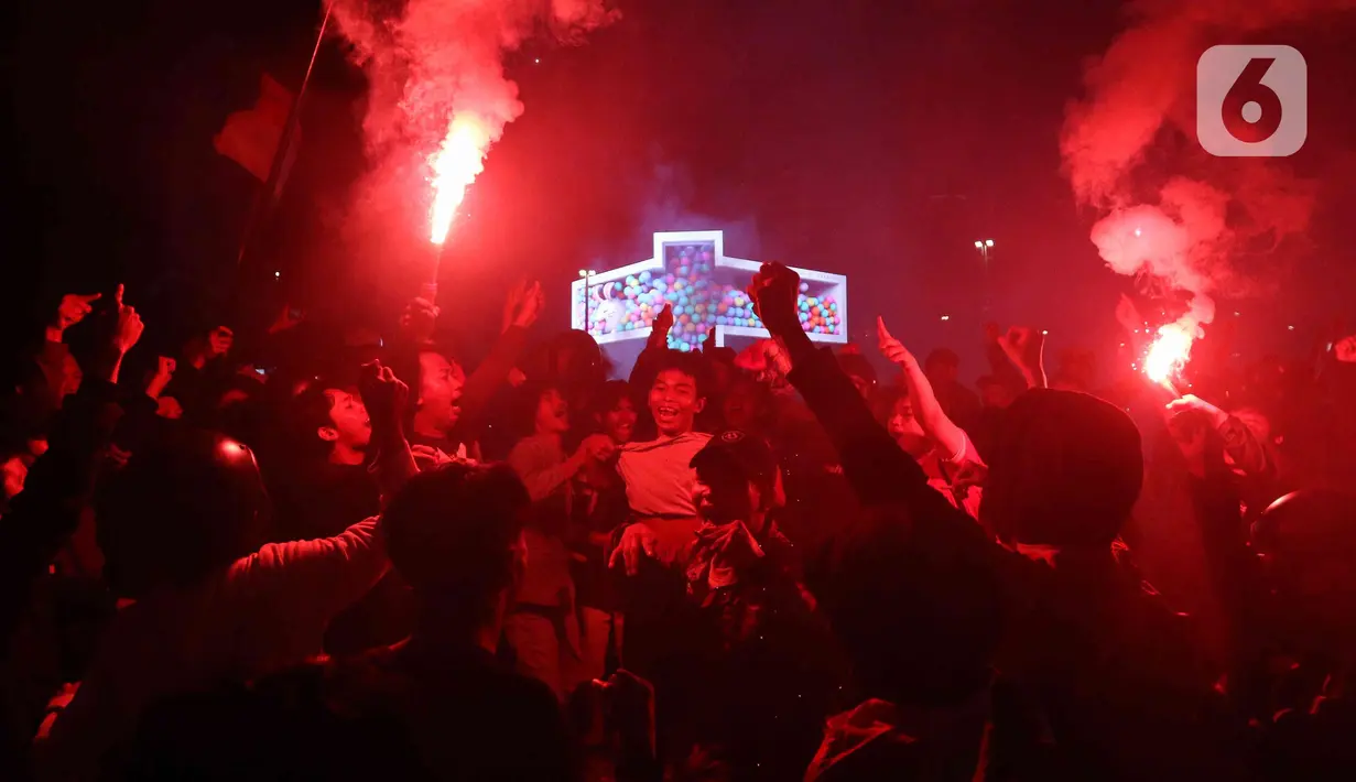 Nyala suar mewarnai perayaan kemenangan timnas Indonesia atas Thailand di final SEA Games 2023. Liputan6.com/Herman Zakharia)