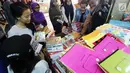 Sejumlah warga membeli buku di Pasar Kebayoran Lama, Jakarta, Rabu  (5/7). Menjelang tahun ajaran baru permintaan perlengkapan sekolah meningkat. (Liputan6.com/Angga Yuniar)