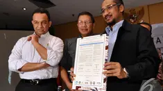 Abraham Samad memperlihatkan nota kerjasama penanganan korupsi dana pendidikan, Jakarta, Senin (15/12/2014). (Liputan6.com/Miftahul Hayat)