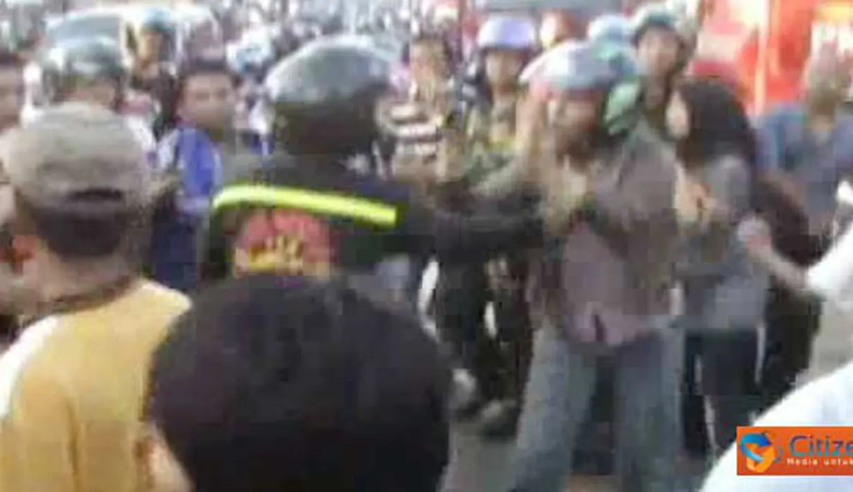 Para warga saling baku-pukul