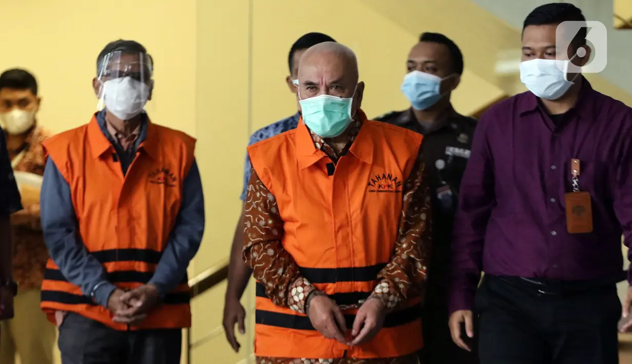Wali Kota Banjar 2003-2008 dan 2008-2013, Herman Sutrisno (tengah) jelang rilis penahanan di Gedung KPK, Jakarta, Kamis (23/12/2021). Herman Sutrisno merupakan tersangka dugaan korupsi proyek infrastruktur Kota Banjar tahun 2008-2013 dan penerimaan gratifikasi. (Liputan6.com/Helmi Fithriansyah)