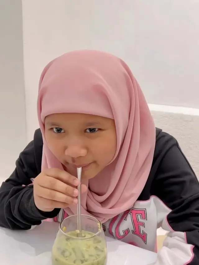 Foto Starla Anak Inara Rusli dan Virgoun Dibanjiri Komentar Warganet, Disebut Duplikat Ayahnya