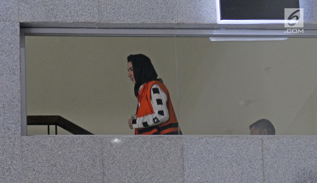 Tersangka kasus suap di Kutai Kartanegara Rita Widyasari menaiki tangga untuk menjalani pemeriksaan di gedung KPK, Jakarta, Selasa (30/1). Selain penetapan tersangka, KPK juga menyita sejumlah aset milik Rita. (Liputan6.com/Herman Zakharia)