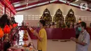 Warga bersembahyang di Vihara Dharma Bakti yang baru di kawasan Glodok, Jakarta, (1/2/2021). Vihara Dharma Bakti yang popular dengan sebutan Vihara Petak Sembilan ini adalah salah satu tempat yang banyak didatangi saat tahun baru China. (Liputan6.com/Faizal Fanani)