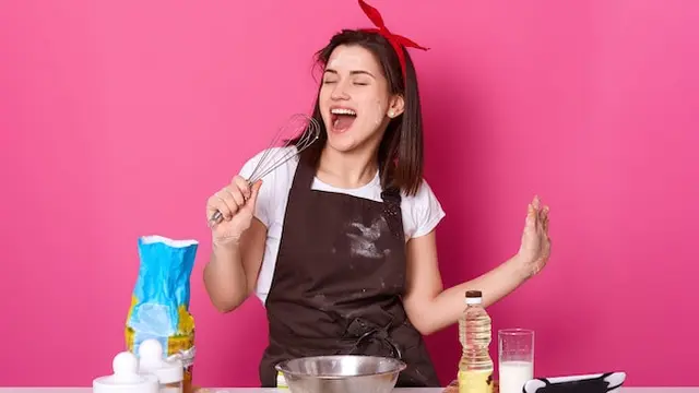 illustrasi wanita memasak dengan bahagia