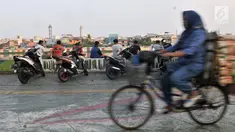 Warga memarkirkan sepeda motor di trotoar Danau Sunter, Jakarta, Senin (22/7/2019). Tidak adanya fasilitas parkir di kawasan tersebut menyebabkan pengunjung Danau Sunter memarkirkan sepeda motor mereka di sepanjang trotoar sehingga mengganggu akses pejalan kaki. (merdeka.com/Iqbal Nugroho)
