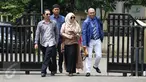 Penyanyi religi Sulistyowati bersama kuasa hukumnya tiba di PN Depok, Jawa barat, Selasa (17/1). Sulis menjadi saksi korban dalam persidangan kasus penipuan investasi percetakan, Sulis Rugi hingga sekitar Rp365 juta. (Liputan6.com/Herman Zakharia)