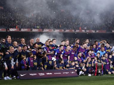 Para pemain Barcelona merayakan gelar juara La Liga 2019 usai menaklukkan Levante di Stadion Camp Nou, Sabtu (27/4). Barcelona menang 1-0 atas Levante. (AP/Manu Fernandez)
