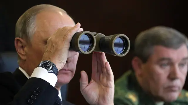 Pegang Teropong, Ini Gaya Putin Saat Tonton Latihan Perang