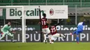Pemain Sassuolo Giacomo Raspadori (kanan) mencetak gol ke gawang AC Milan pada pertandingan Serie A di Stadion San Siro, Milan, Italia, Rabu (21/4/2021). AC Milan kalah 1-2 dari Sassuolo. (AP Photo/Antonio Calanni)