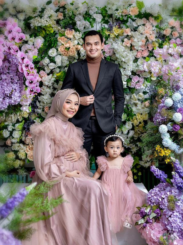 Bintang Ikatan Cinta, Ikbal Fauzi dan Novia Giana segera dikaruniai anak kedua berjenis kelamin laki-laki (Foto: @lensa_photographyvideography @abebagusrusiswan via Instagram ikbalfauzi_)