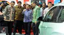 Wakil Presiden, Jusuf Kalla (tengah) didampingi Menteri Perindustrian Airlangga Hartarto melihat lihat Indonesia Internasional Motor Show (IIMS) 2017 di Jakarta, Kamis (27/4). IIMS 2017 akan berlangsung hingga 7 Mei 2017. (Liputan6.com/Helmi Fithriansyah)