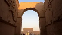 Sekelompok turis mengunjungi kota kuno Hatra di Irak utara pada 10 September 2022, ketika inisiatif otoritas lokal berusaha untuk mendorong pariwisata dan membalik halaman pada tahun-tahun kekerasan oleh kelompok ISIS. (ZAID AL-OBEIDI / AFP)