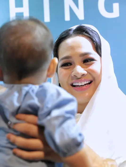 Meski telah beberapa kali merekam suaranya untuk diperdengarkan bagi para penggemarnya, hal berbeda saat akan merekam saat melantunkan ayat-ayat suci. Ia sadar, suaranya akan diperdengarkan banyak orang. (Adrian Putra/Bintang.com)