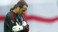 Bola tendangan bebas Ronaldinho melayang di atas kiper Inggris, David Seaman, dan gagal dijangkau sang kiper. Inggris akhirnya takluk 1-2 dari Brasil di perempat final Piala Dunia 2002. (www.squawka.com)