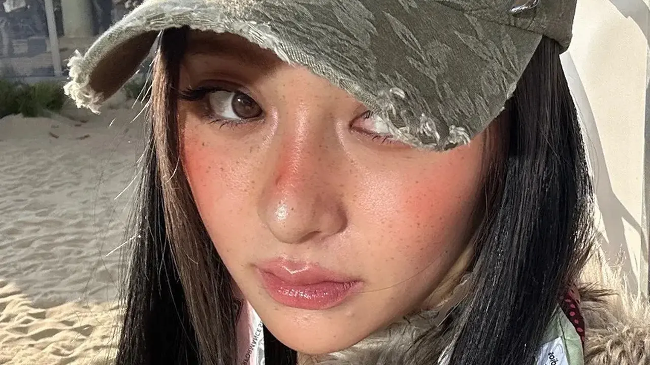 Viral di TikTok! Begini Cara Recreate Sunburn Makeup Look ala Yunjin LE SSERAFIM - 4