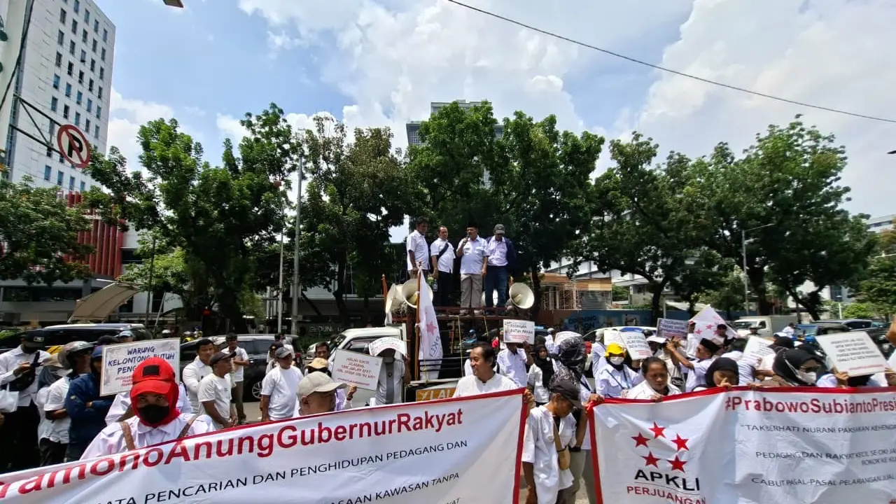 Asosiasi Pedagang Kaki Lima Indonesia (APKLI) mendatangi Gedung DPRD DKI Jakarta di Jalan Kebon Sirih, Jakarta Pusat, Selasa (7/10/2025).