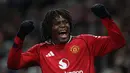 Pemain Manchester United, Patrick Dorgu melakukan selebrasi setelah mencetak gol ke gawang Newcastle dalam laga bertajuk Boxing Day Liga Inggris 2025/2026 di Old Trafford, Manchester, Inggris, Jumat (26/12/2025) waktu setempat. (AFP/Darren Staples)