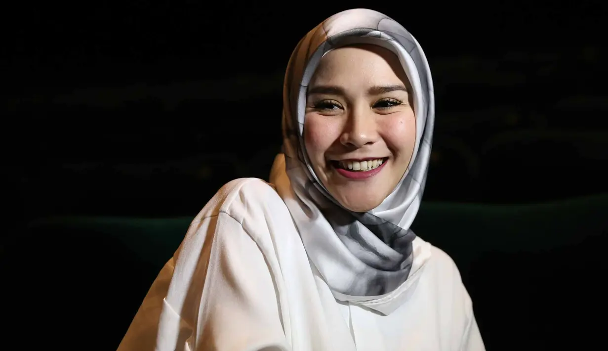 "Mungkin setengah gelas aqua, banyak darah segar, jadi itu yang bikin kita berdua worry banget, kok tiba-tiba muntah darah dan darahnya segar," kata Zaskia Mecca di Kemang Village, Jakarta Selatan, Jumat (29/9). (Nurwahyunan/Bintang.com)