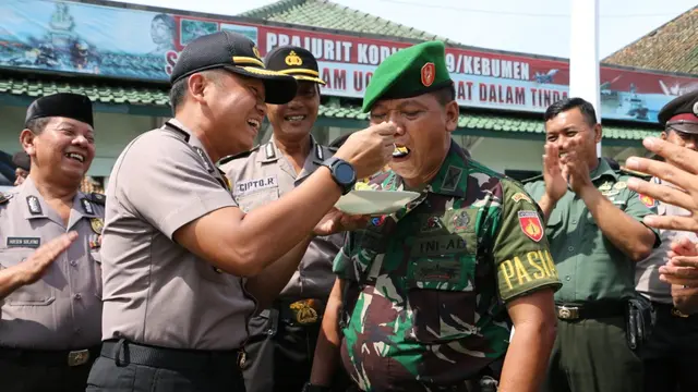 Kemeriahan dalam tiup lilin dan potong tumpeng yang diberikan personel Polres di Markas Kodim 0711/Pemalang. (Foto: Liputan6.com/POLRES PEMALANG/Muhamad Ridlo)