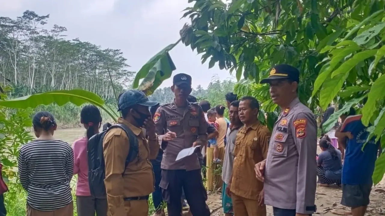 Kepolisian Polsek Semaka mengumpulkan keterangan saksi di lokasi kejadian korban hilang akibat serangan buaya. Foto : (Istimewa).