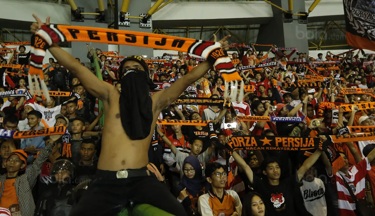Ribuan The Jakmania saat menyaksikan laga terakhir Persija di Liga 1 di Stadion Patriot, Bekasi, Minggu (12/11/2017). Persija menang 2-1 atas Bhayangkara FC. (Bola.com/ M Iqbal Ichsan)