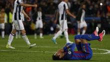 Pemain depan Barcelona, Neymar meluapkan kekecewaannya usai ditahan imbang oleh Juventus pada leg kedua perempat final Liga Champions di stadion Camp Nou (19/4). Hasil imbang ini membuat, Barcelona kandas di Liga Champions. (AFP Photo/Marco Bertorello)