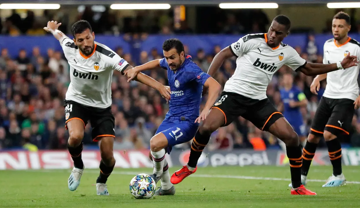 Winger Chelsea, Pedro Rodriguez, berebut bola dengan pemaan Valencia, Geoffrey Kondogbia dan Valencia, Ezequiel Garay pada laga perdana Grup H Liga Champions melawan Valencia  di Stamford Bridge, Rabu (18/9/2019). Chelsea takluk 0-1 di tangan Valencia. (AP Photo/Frank Augstein)