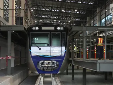 Bagian kepala kereta Mass Rapid Transit (MRT) melintas di Depo MRT Lebak Bulus, Jakarta, Kamis (12/4). 12 gerbong kereta MRT yang dikirim dari Jepang akhirnya mendarat seluruhnya di atas rel kereta depo Lebak Bulus. (Liputan6.com/Arya Manggala)