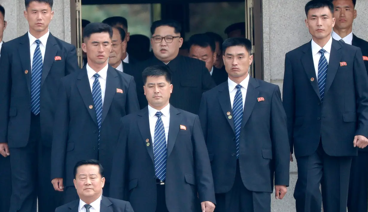 Pengawalan Pemimpin Korea Utara Kim Jong-un saat akan bertemu Presiden Korea Selatan Moon Jae-in dalam KTT Korea Selatan-Korea Utara di zona demiliterisasi, Panmunjom, Korea Selatan, Jumat (27/4). (Korea Summit Press Pool/AP)