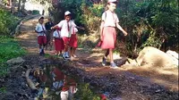 Foto: Anak-anak Sekolah Dasar Negeri (SDN) Glak, Desa Hale, Kecamatan Mapitara, Kabupaten Sikka, Nusa Tenggara Timur (NTT) berjalan kaki 4 Km ke sekolah (Liputan6.com/Ola Keda)