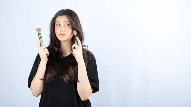 Kenali Cara Aplikasi Blush On Agar Terlihat Lebih Muda (photo by freepik)