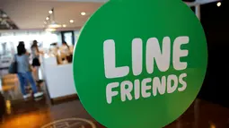 Logo Line terpampang di kantor pusat LINE di Jepang, 2 Juni 2016. Perusahaan jejaring sosial LINE membutuhkan dana segar sebesar 918.000.000 dolar untuk memperluas bisnis jejaring sosial tersebut di dunia. (REUTERS/Toru Hanai)