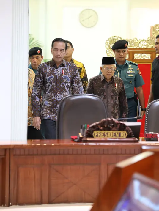 Presiden Joko Widodo didampingi Wakil Presiden Ma'ruf Amin bersiap memimpin rapat terbatas penanganan kasus kekerasan terhadap anak di Kantor Presiden, Kamis (9/1/2020). Jokowi memberi tiga instruksi kepada jajarannya untuk mengatasi masalah kekerasan terhadap anak. (Liputan6.com/Angga Yuniar)