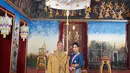 Selebaran tak bertanggal dari Kantor Kerajaan Thailand yang diterima pada 26 Agustus 2019 memperlihatkan Raja Thailand Maha Vajiralongkorn berfoto bersama selir raja yang baru saja dinobatkan, Sineenat Bilaskalayani yang juga dikenal sebagai Sineenat Wongvajirapakdi. (HO/THAILAND'S ROYAL OFFICE/AFP)