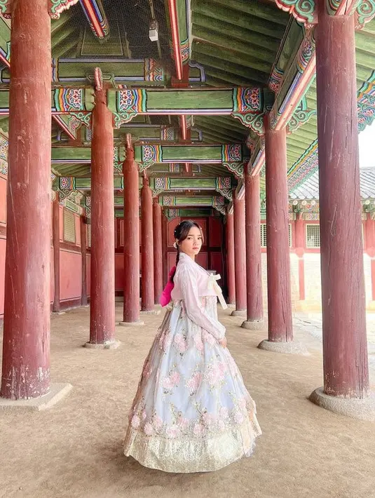 <p>Pesona dan keanggunan Fuji seakan terpancar saat ia mengenakan hanbok. Bahkan kecantikannya mirip seperti putri era Joseon. [Foto: instagram.com/fuji_an]</p>