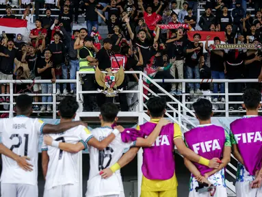 Sejumlah suporter memberikan semangat kepada pemain Timnas Indonesia U-17 setelah dikalahkan Timnas Maroko U-17 dalam laga pamungkas Grup A Piala Dunia U-17 2023 yang berlangsung di Stadion Gelora Bung Tomo, Surabaya, Kamis (16/11/2023). (Bola.com/Bagaskara Lazuardi)