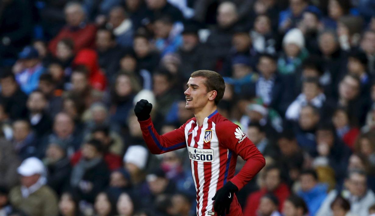 Pemain Atletico Madrid, Antoine Griezmann  merayakan golnya ke gawang Real Madrid pada lanjutan La Liga Spanyol pekan ke-26 di Stadion Santiago Bernabeu, Sabtu (27/2/2016) Malam WIB. (REUTERS/Sergio Perez)