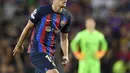 Bek Barcelona, Andreas Christensen membawa bola saat bertanding melawan Viktoria Plzen pada pertandingan Grup C Liga Champions di stadion Camp Nou di Barcelona, Spanyol, Kamis (8/9/2022). Barcelona menang telak atas Viktoria Plzen 5-1. (AP Photo/Joan Monfort)