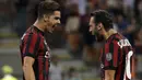 Pemain AC Milan, Andre Silva (okiri) merayakan golnya bersama reekannya, Hakan Calhanoglu saat melawan Shkendija di San Siro Stadium, (17/8/2017). Milan menang 6-0. (AP/Antonio Calanni)