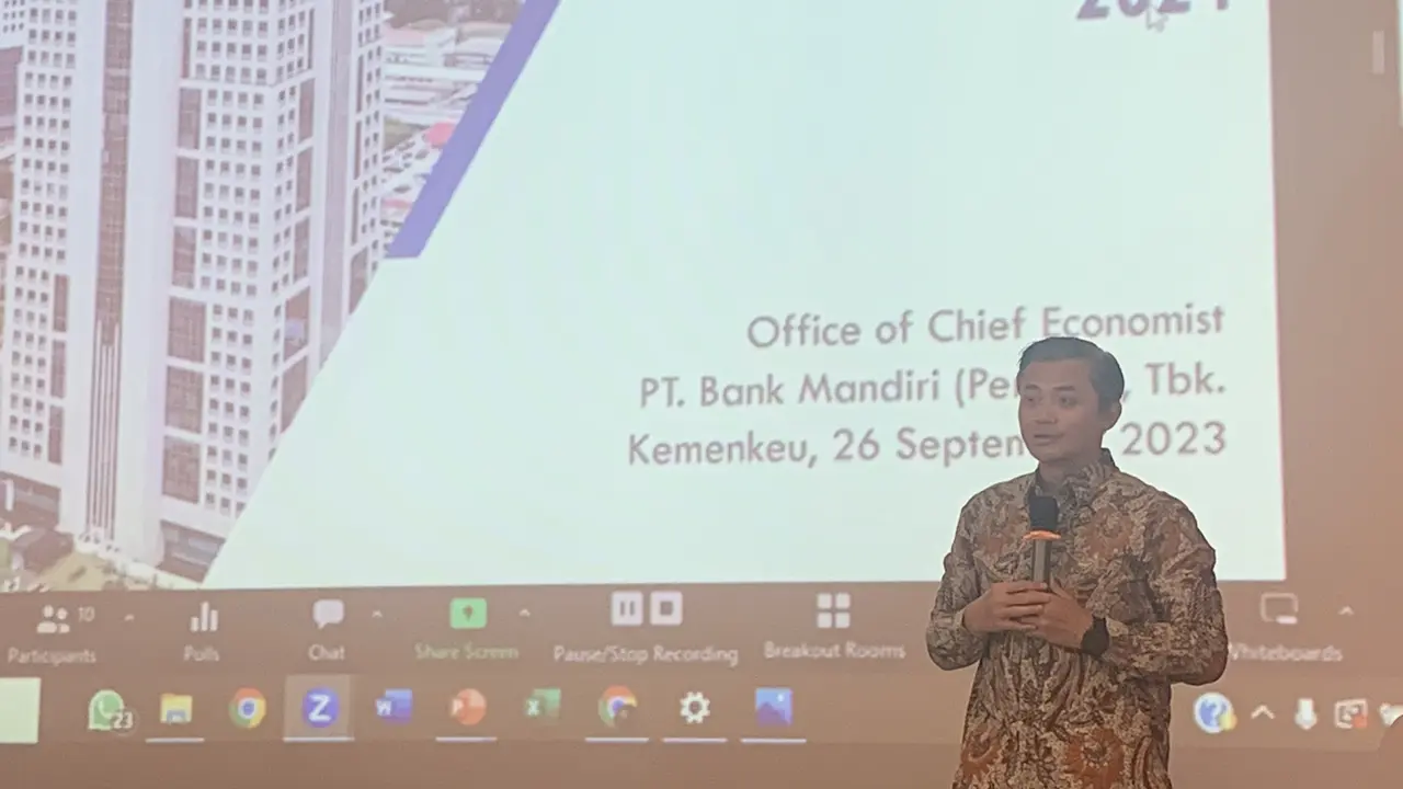 Ekonom Bank Mandiri Andry Asmoro dalam kegiatan Media Gathering Kementerian Keuangan di Puncak, Bogor pada Selasa (26/9/2023). (Tasha/Liputan6.com)