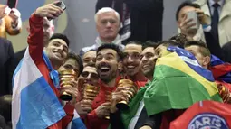 Pemain PSG melakukan selfie di podium juara