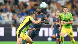 Pemain Sassuolo, Jay Idzes, berusaha menghadang pergerakan pemain Inter Milan, Marcus Thuram, pada matchday keempat Serie A 2025/2026 di Stadion Giuseppe Meazza, Senin (22/9/2025). (AP Photo/Antonio Calanni)