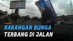 Terekam dashcam mobil pengendara lain dibelakangnya. Sebuah karangan bunga terbang dari mobil pick up.