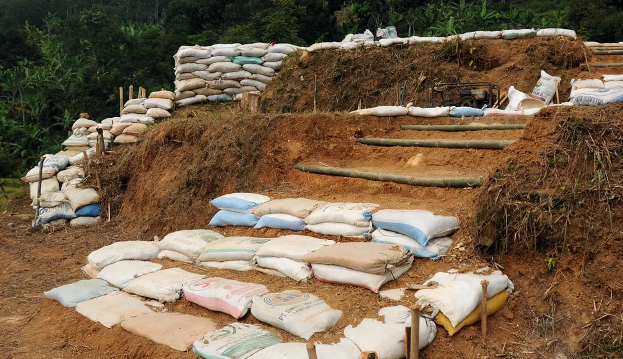 Tumpukan karung berisi tanah digunakan untuk mencegah longsor saat helipad digunakan, Gunung Padang, Kampung Cimanggu, Cianjur, Jawa Barat, (20/9/2014). (Liputan6.com/Helmi Fithriansyah)